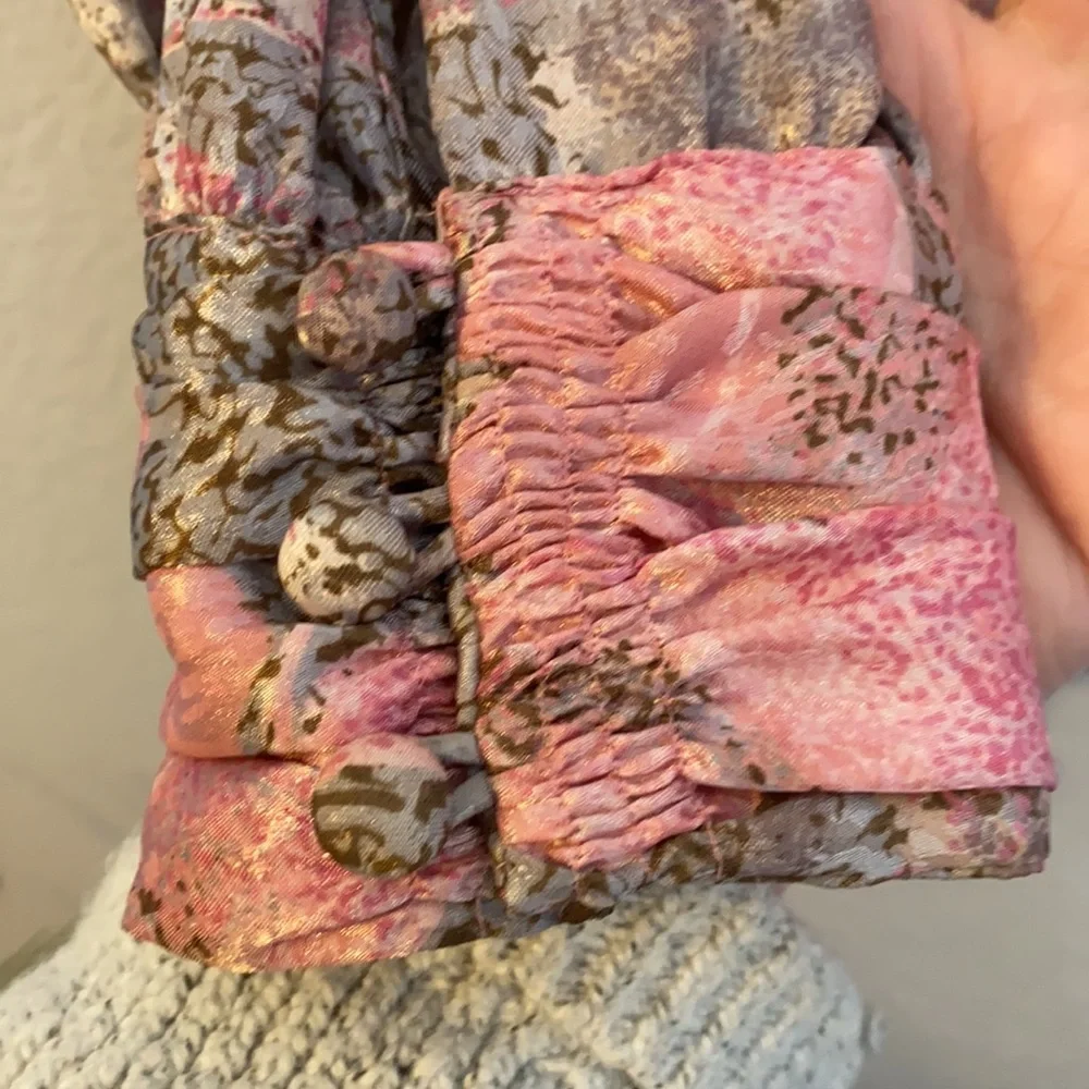 Vintage floral blouse exaggerated shoulder pads and pleated neckline - Picture 6 of 10